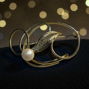 Vintage Gold Tone Faux Pearl Brooch Pin Leaf Swirl Circular Design Locking C
